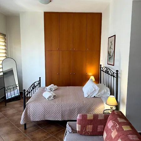 Апартаменты Near Piraiki